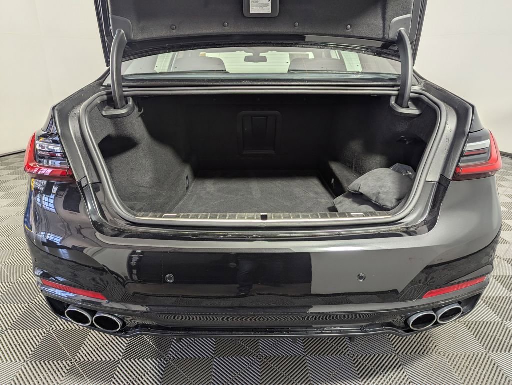 Used 2022 BMW ALPINA B7 xDrive w/ Luxury Rear Seating Package AWD/4WD image 15