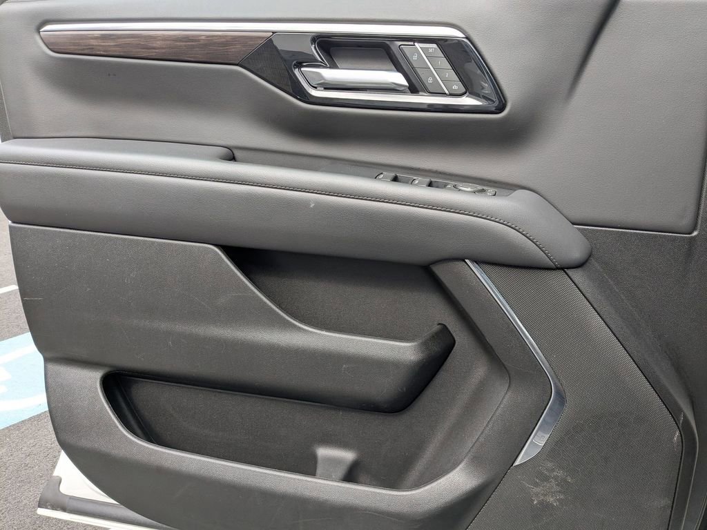 Used 2025 Chevrolet Suburban Z71 image 11