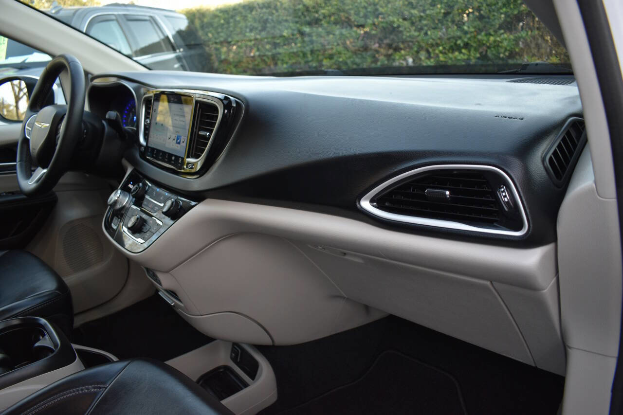 Used 2023 Chrysler Pacifica Touring-L image 21