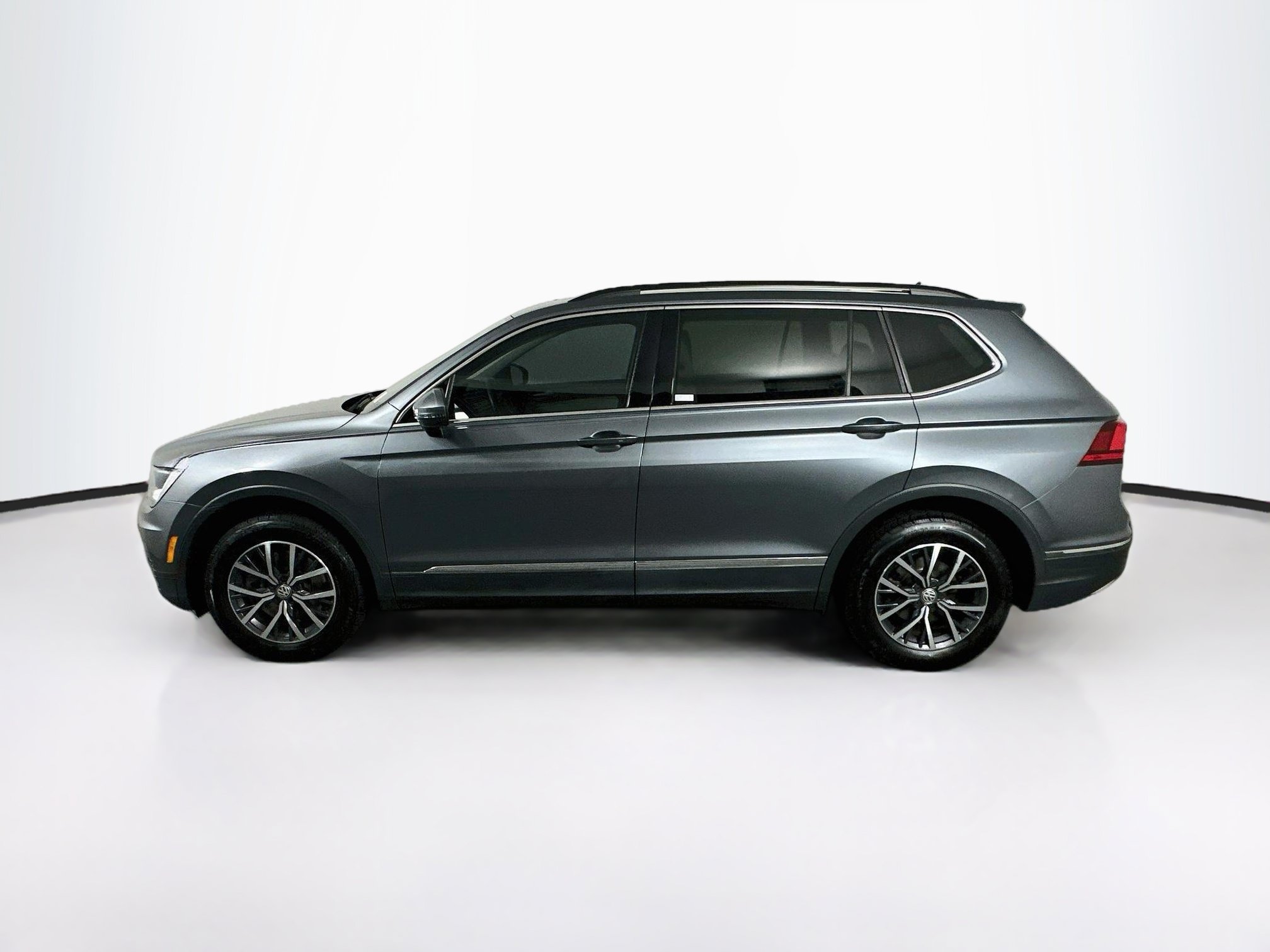 Used 2020 Volkswagen Tiguan SE w/ Panoramic Sunroof Package FWD image 4