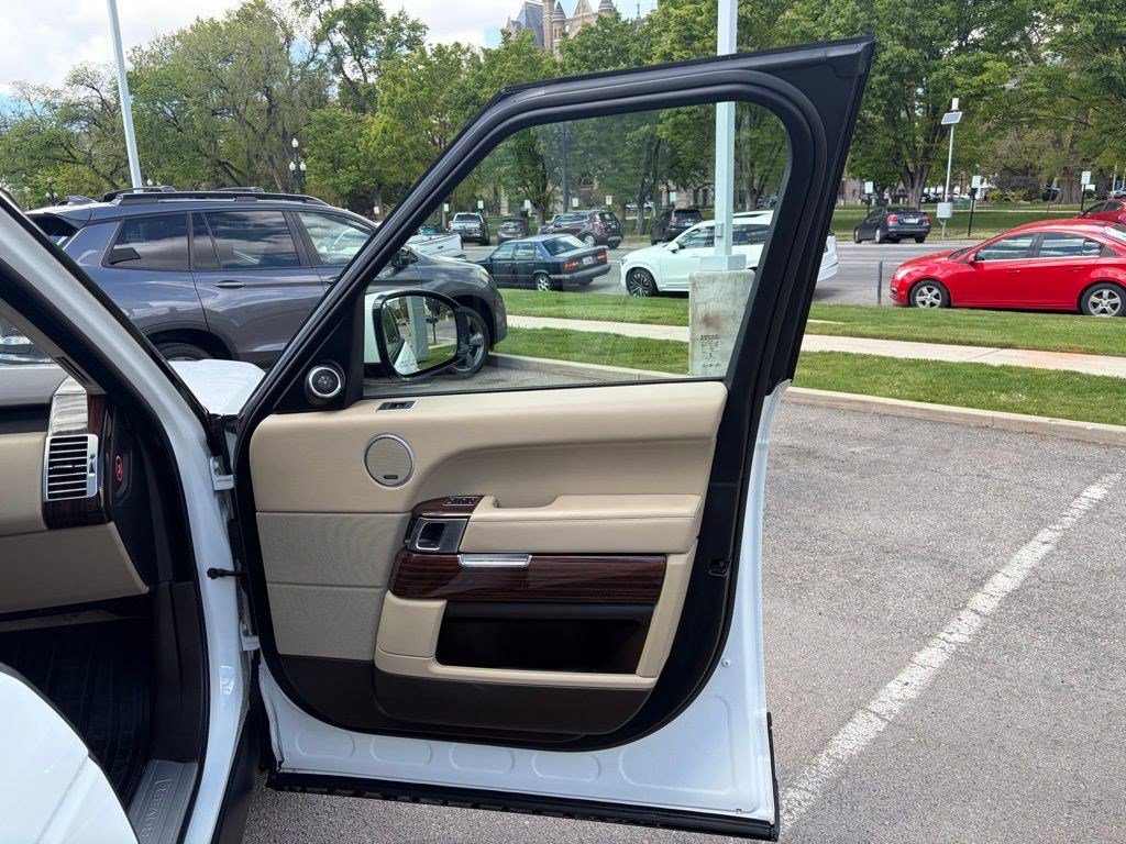 Used 2015 Land Rover Range Rover Supercharged image 11