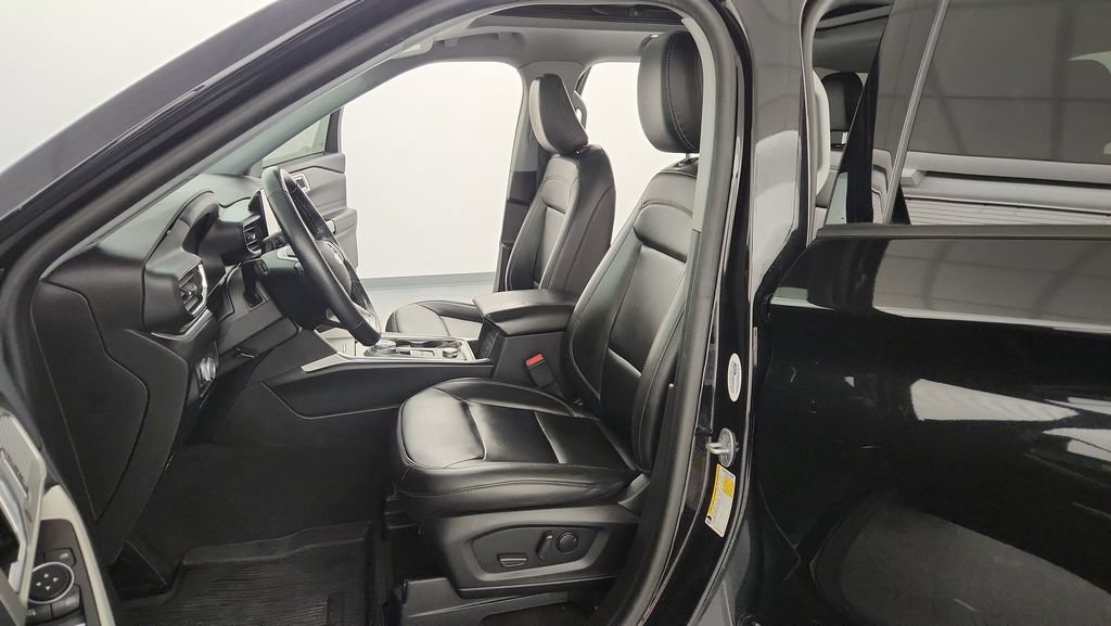 Used 2022 Ford Explorer XLT w/ Equipment Group 202A AWD/4WD image 14