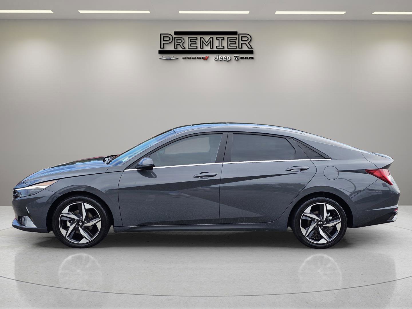 Used 2023 Hyundai Elantra Limited w/ Preferred Accessory Package image 13