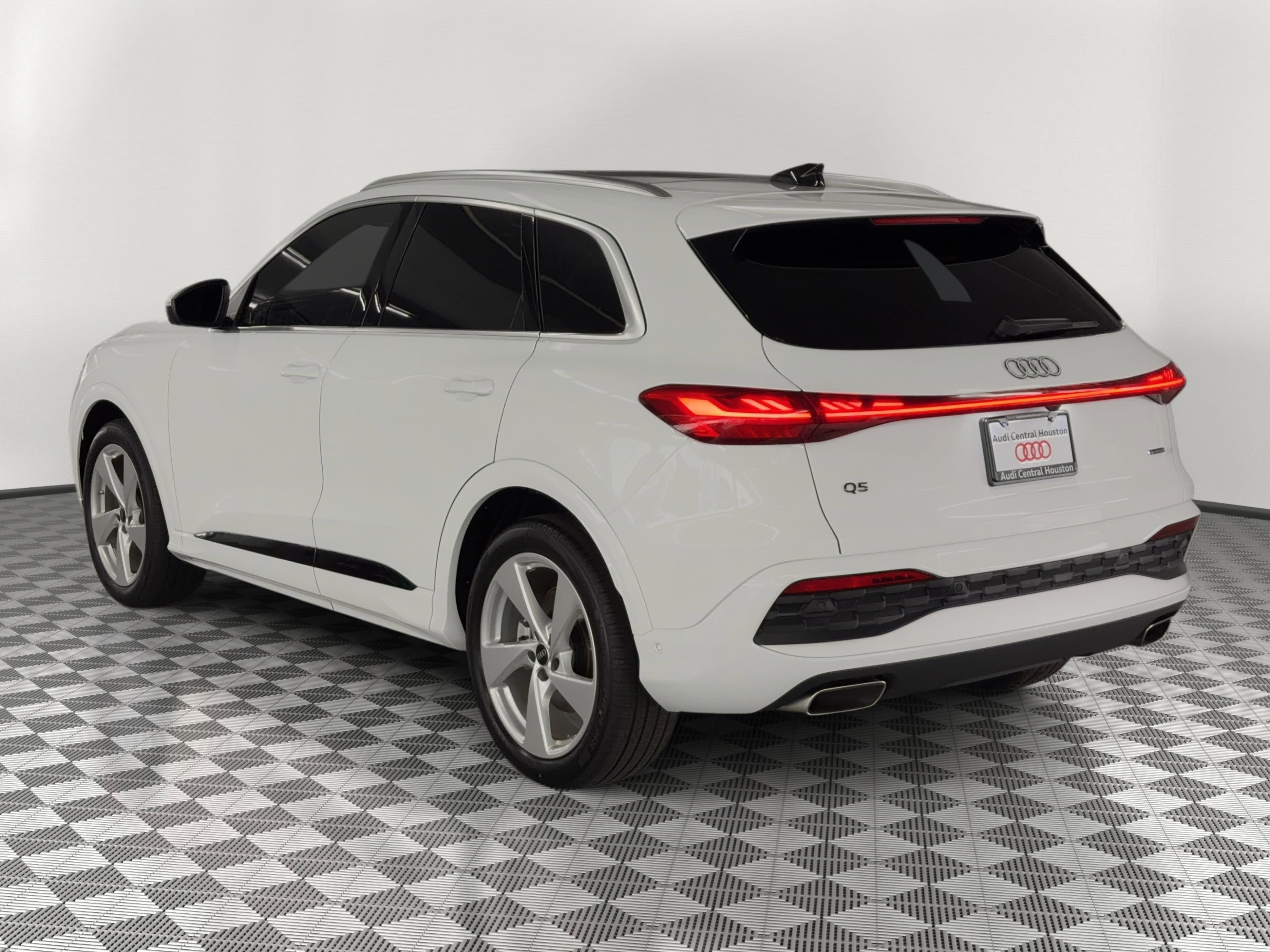 New 2025 Audi Q5 Prestige image 3