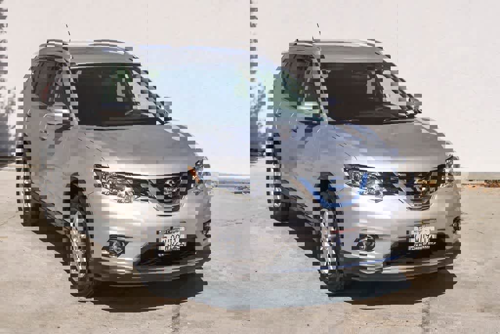 Used 2015 Nissan Rogue SV w/ SV Family Package FWD image 3