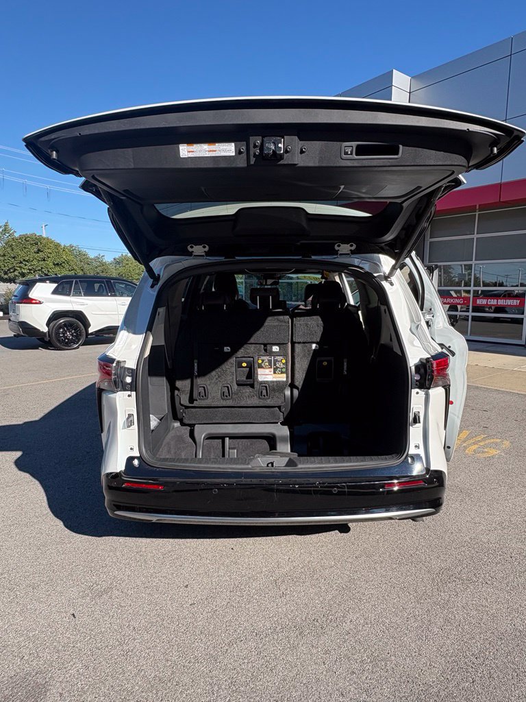 Used 2023 Toyota Sienna Platinum AWD/4WD image 7