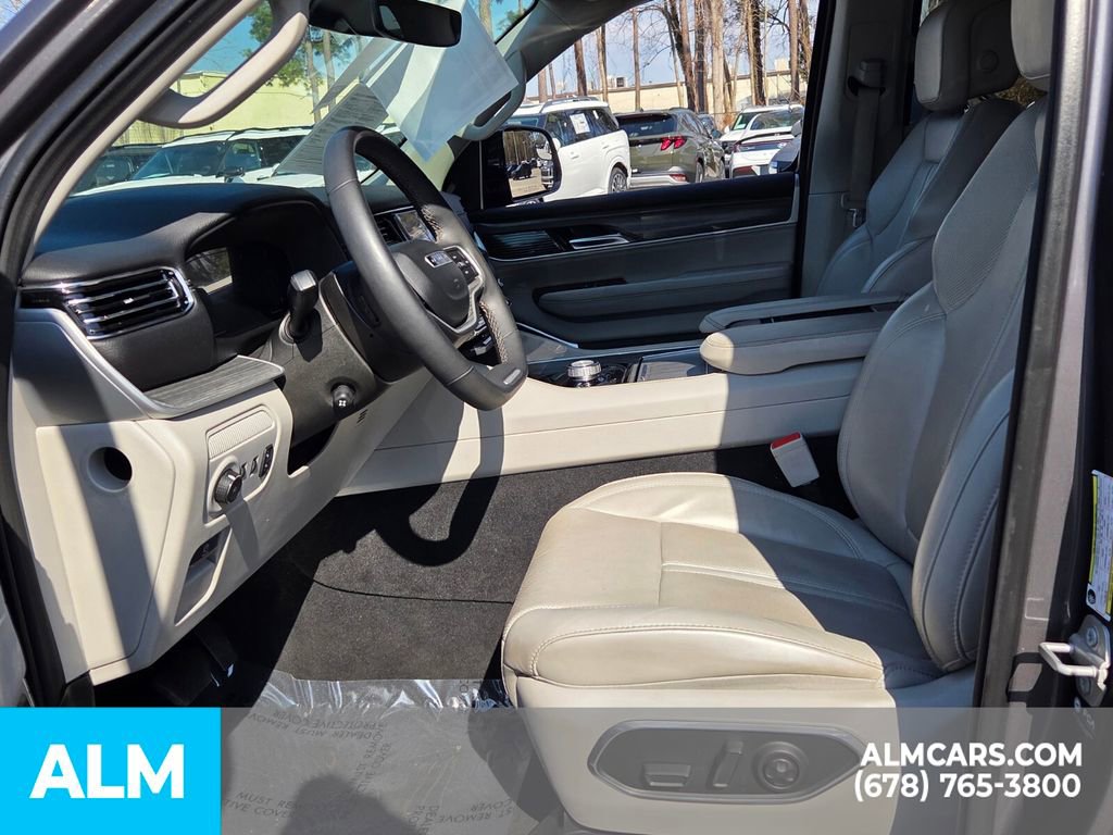 Used 2023 Jeep Wagoneer L Series III w/ Preferred Equipment Group image 5