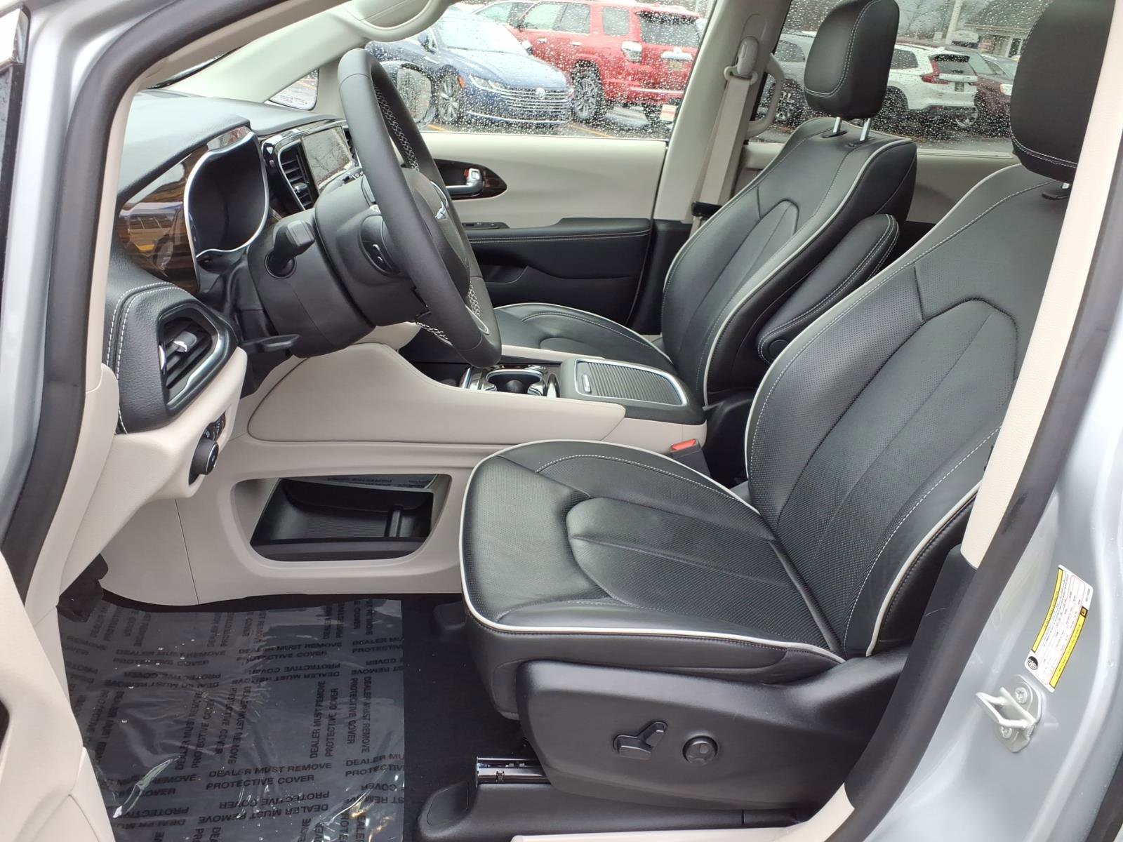 Used 2024 Chrysler Pacifica Limited image 4