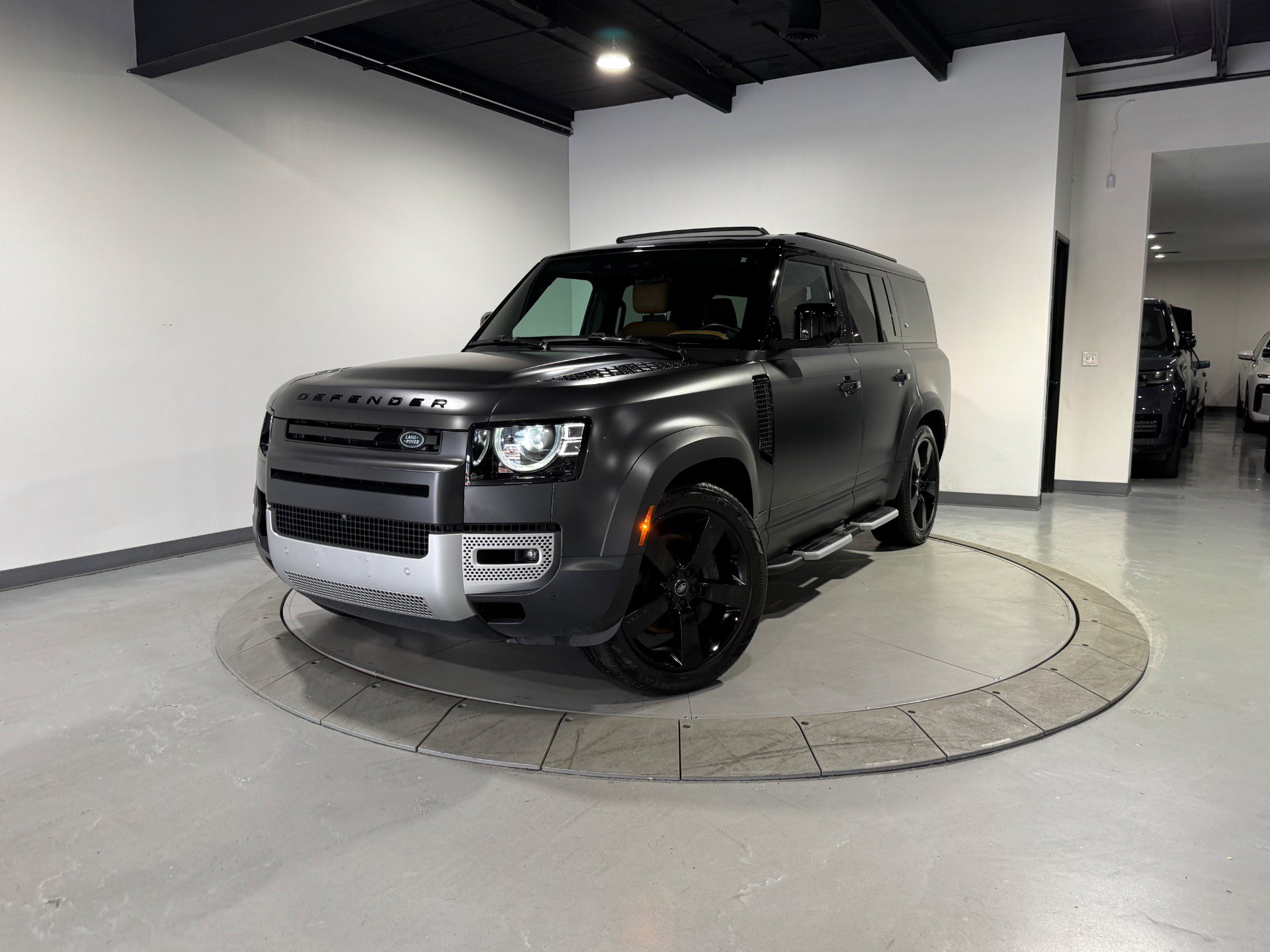 Used 2023 Land Rover Defender 130 SE AWD/4WD image 2