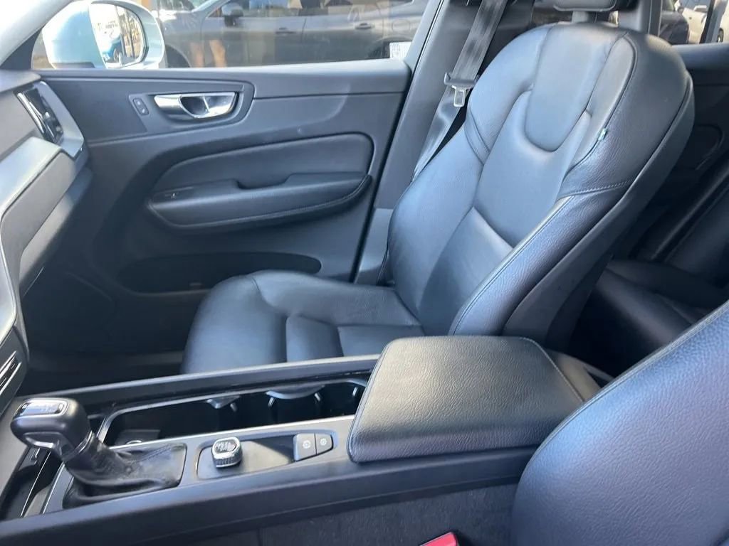 Used 2018 Volvo XC60 T5 Momentum w/ Advanced Package image 28