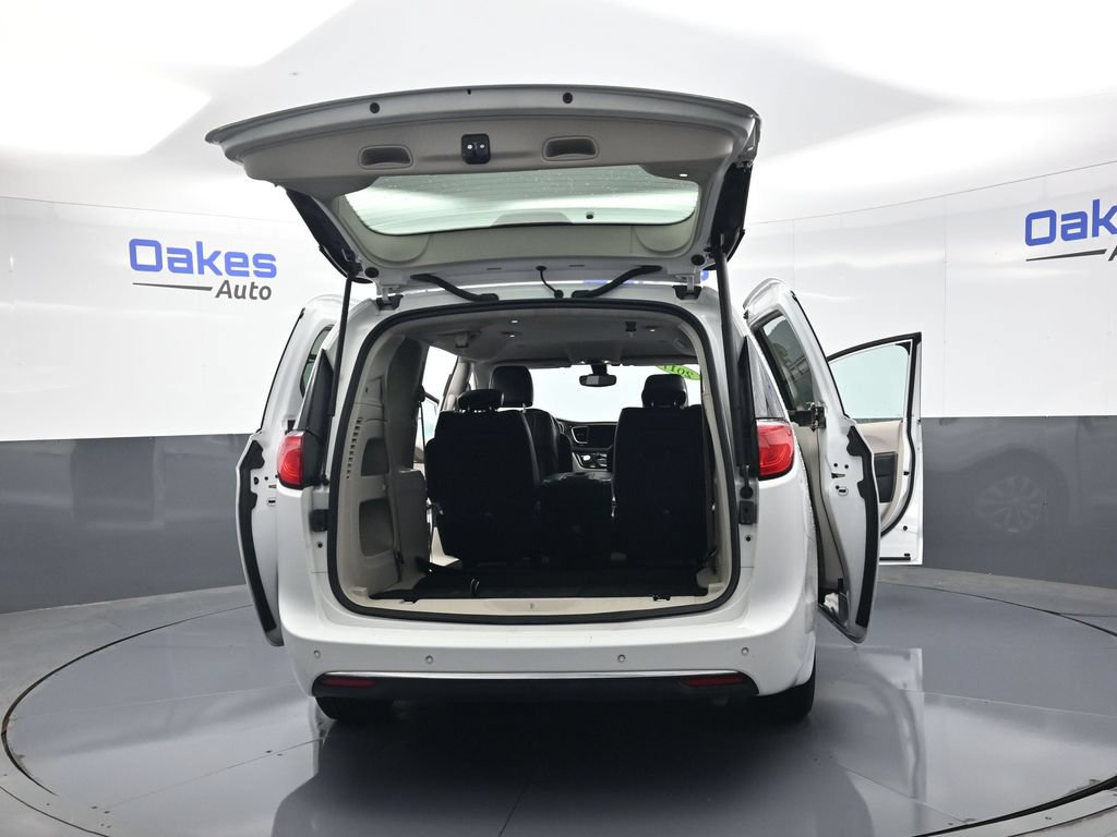 Used 2017 Chrysler Pacifica Touring-L FWD image 53
