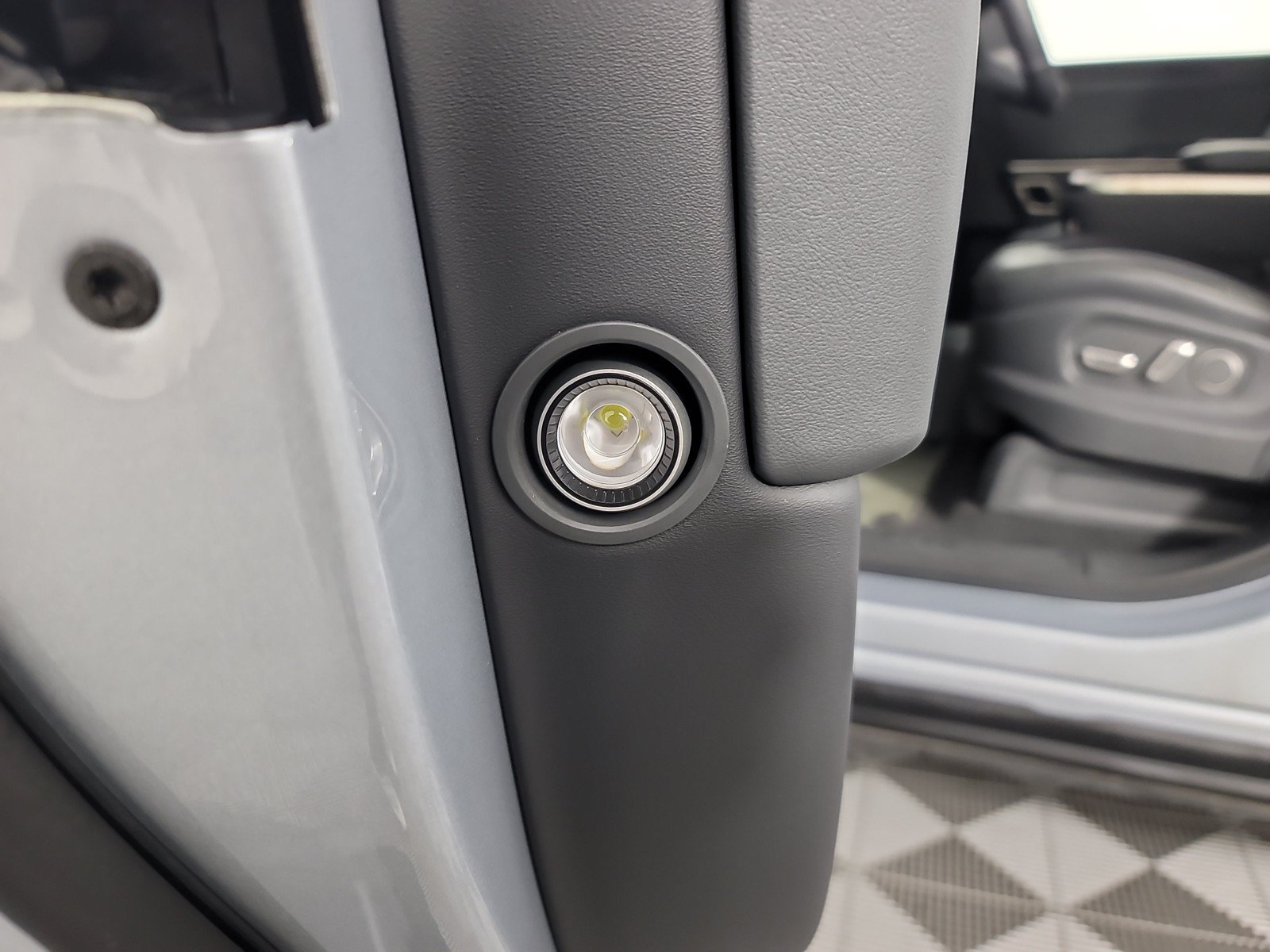 Used 2024 Rivian R1S Adventure AWD/4WD image 32