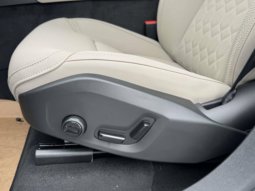 New 2026 Volvo XC90 T8 Plus w/ Protection Package Premier AWD/4WD image 18