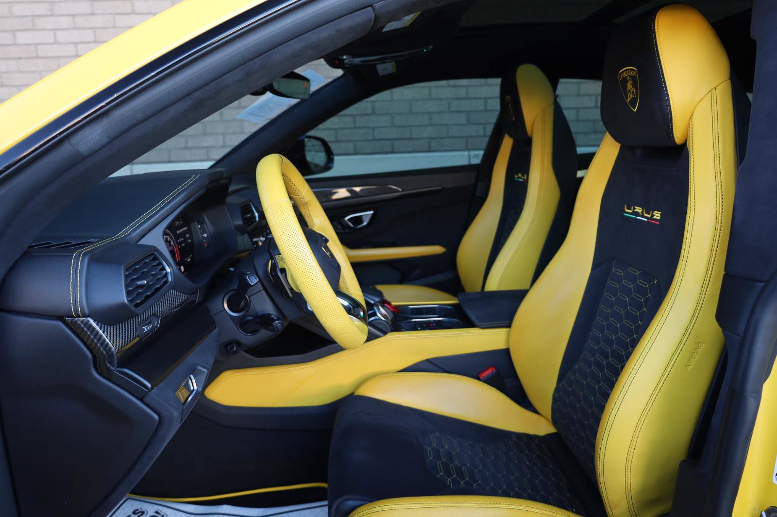 Used 2021 Lamborghini Urus AWD/4WD image 20