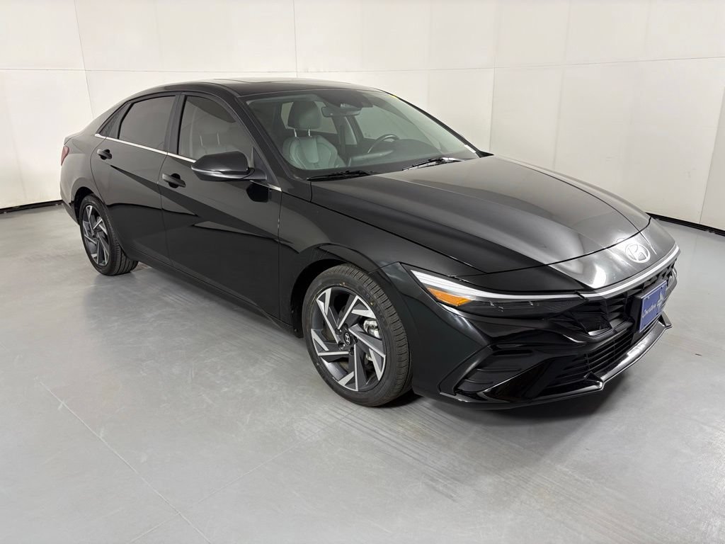 Used 2025 Hyundai Elantra Limited FWD image 2