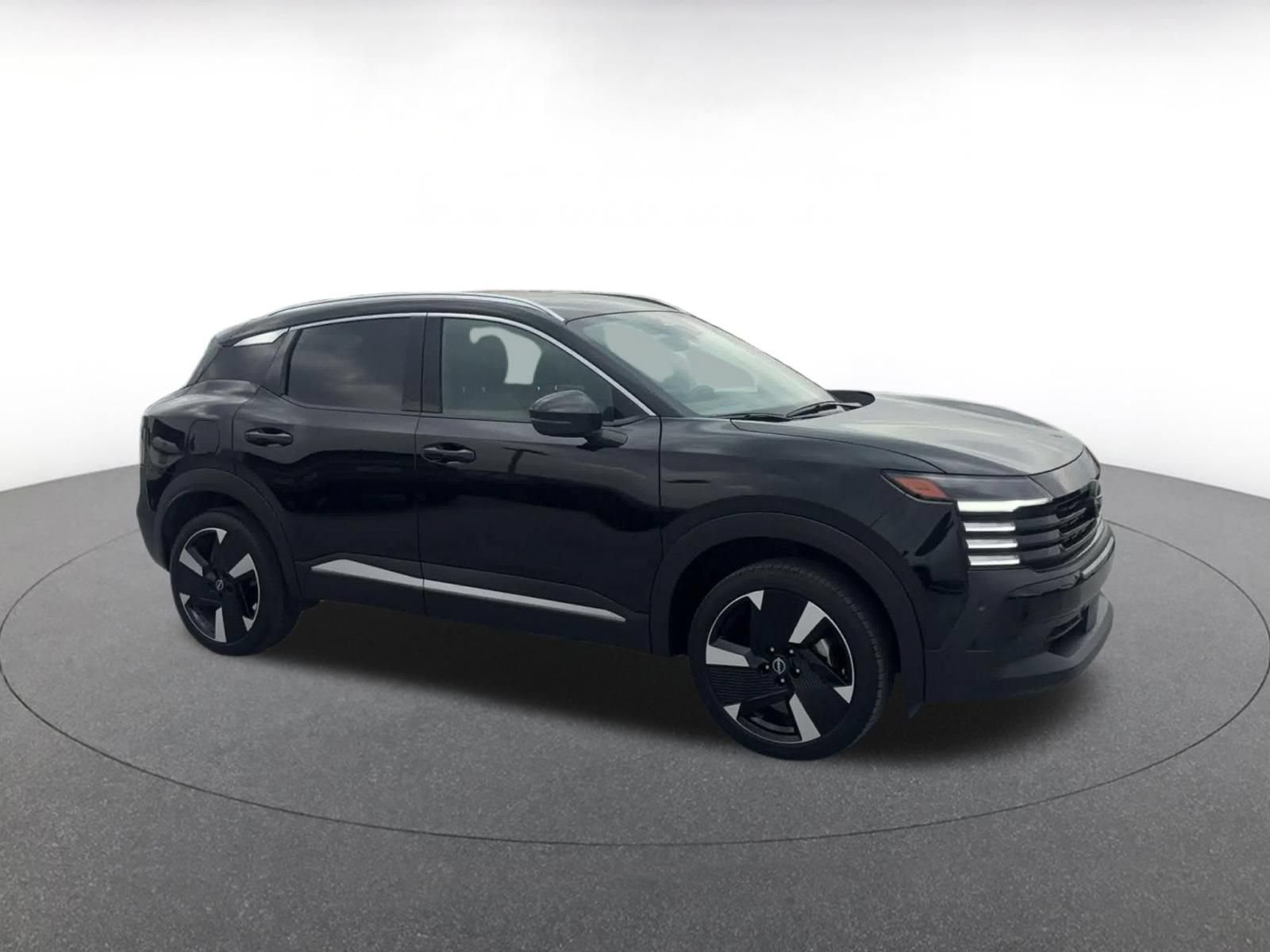 Used 2026 Nissan Kicks SR AWD/4WD image 2