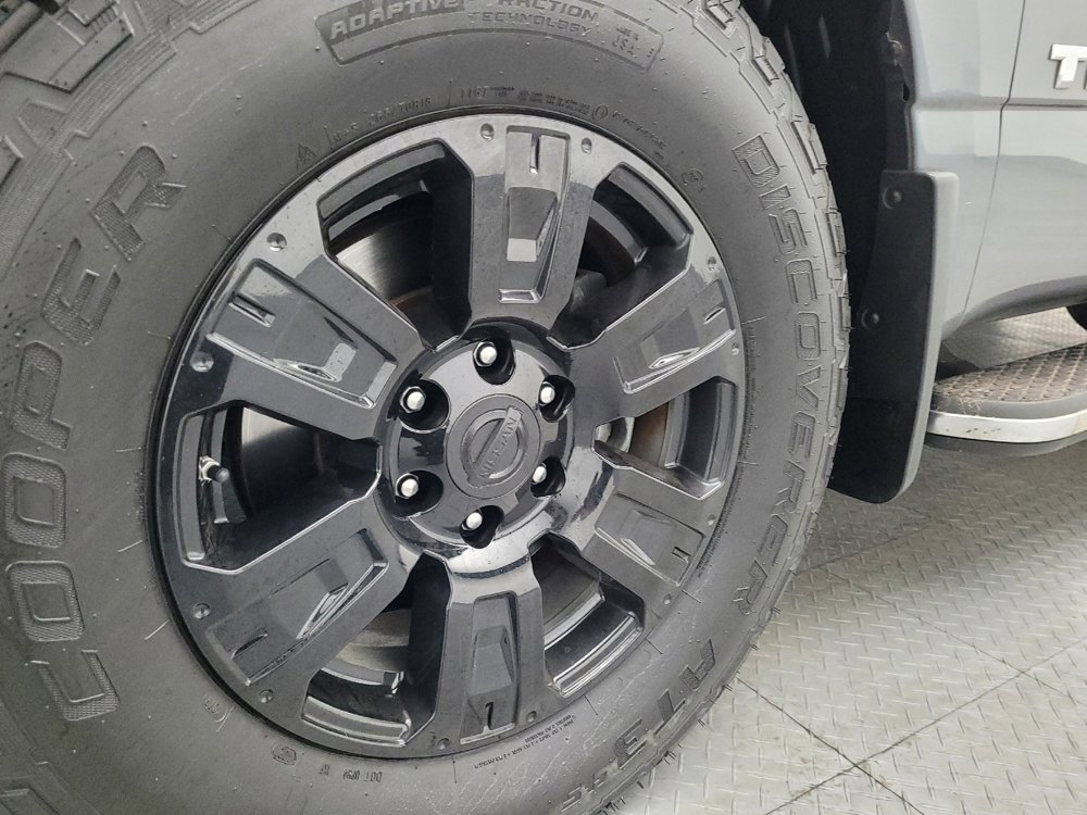 Used 2018 Nissan Titan SV image 31