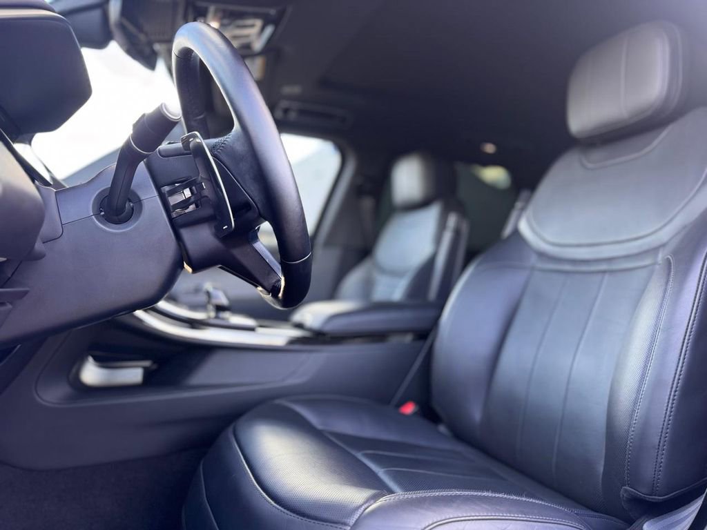 Used 2025 Land Rover Range Rover Sport SE image 16