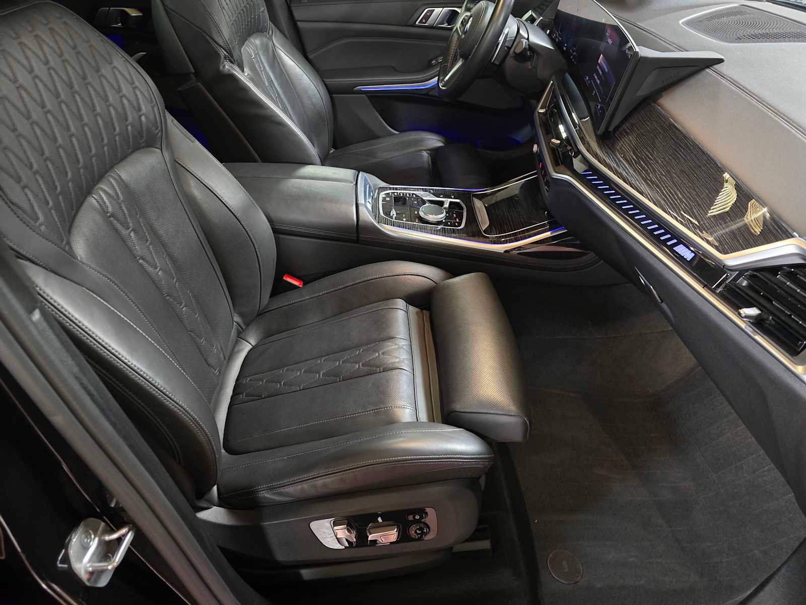 Used 2023 BMW X7 M60i w/ Climate Comfort Package image 12