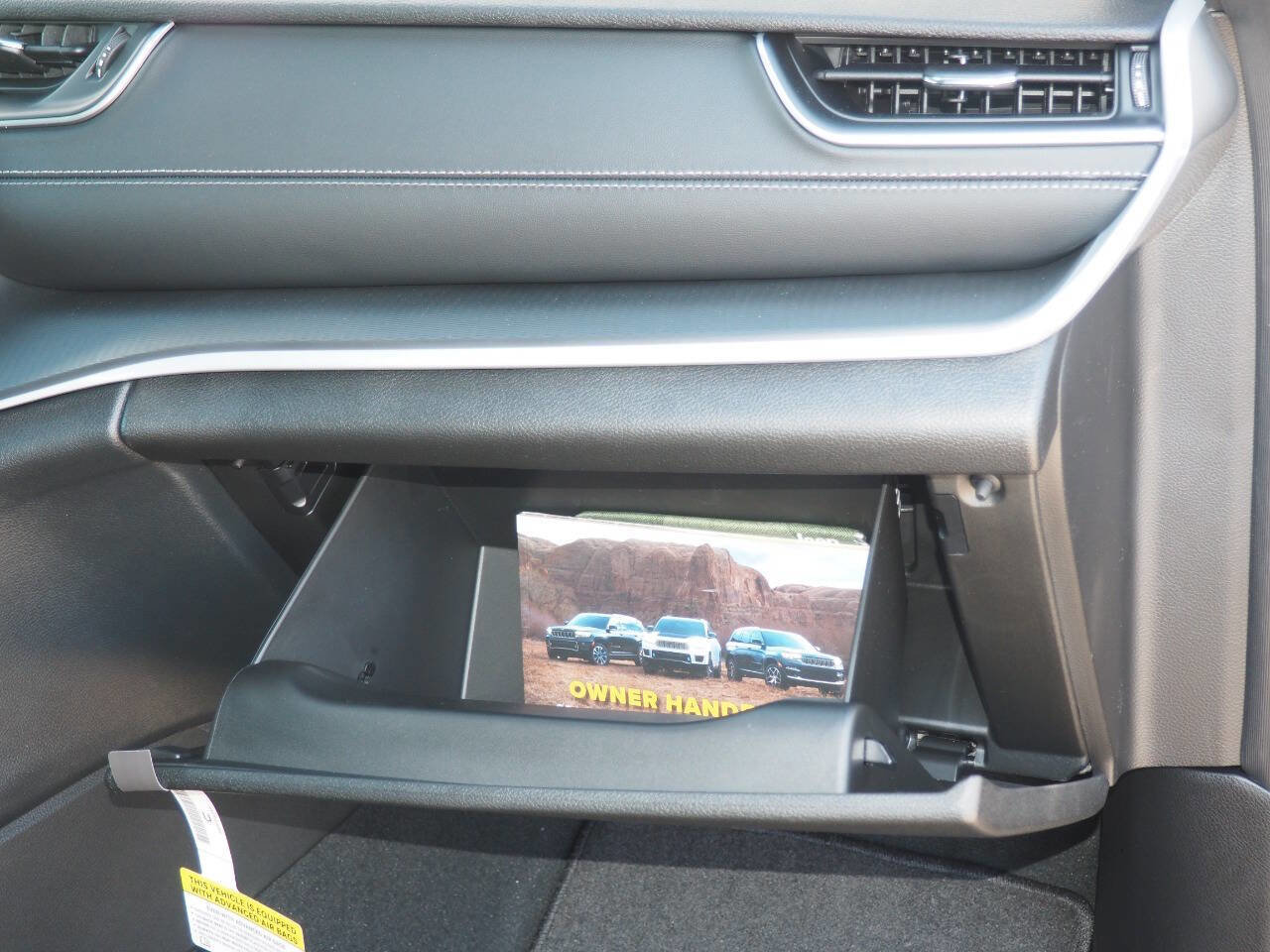 New 2025 Jeep Grand Cherokee Altitude image 16