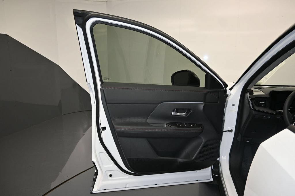 New 2026 Nissan Kicks SR w/ Cold Weather Package FWD image 10