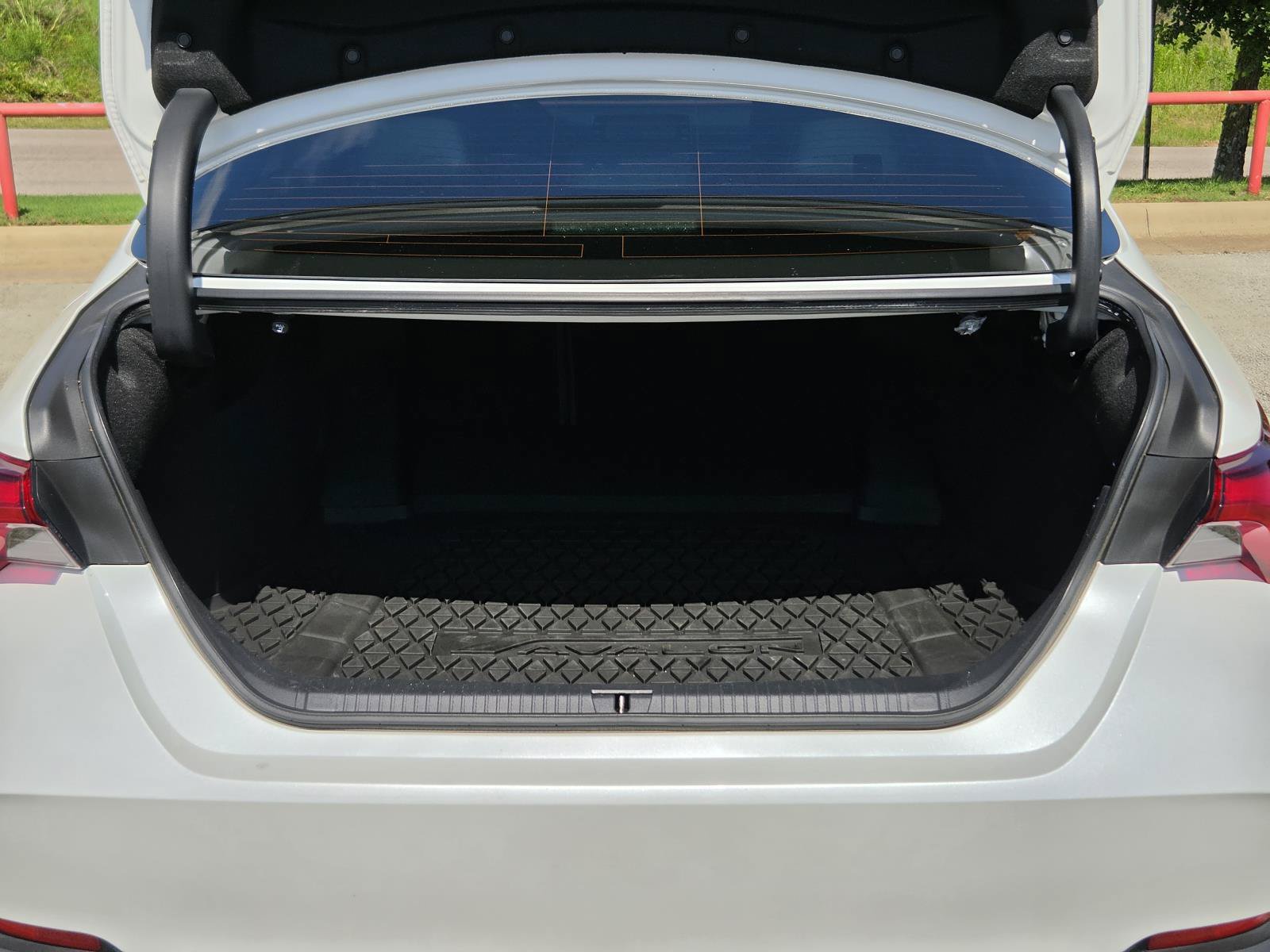 Used 2022 Toyota Avalon XSE FWD image 9