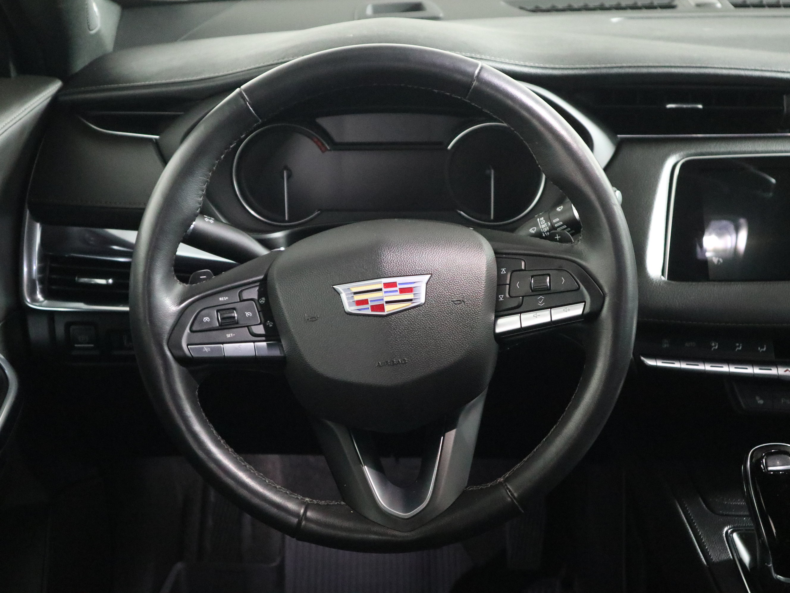 Used 2023 Cadillac XT4 Luxury w/ Cold Weather Package FWD image 16