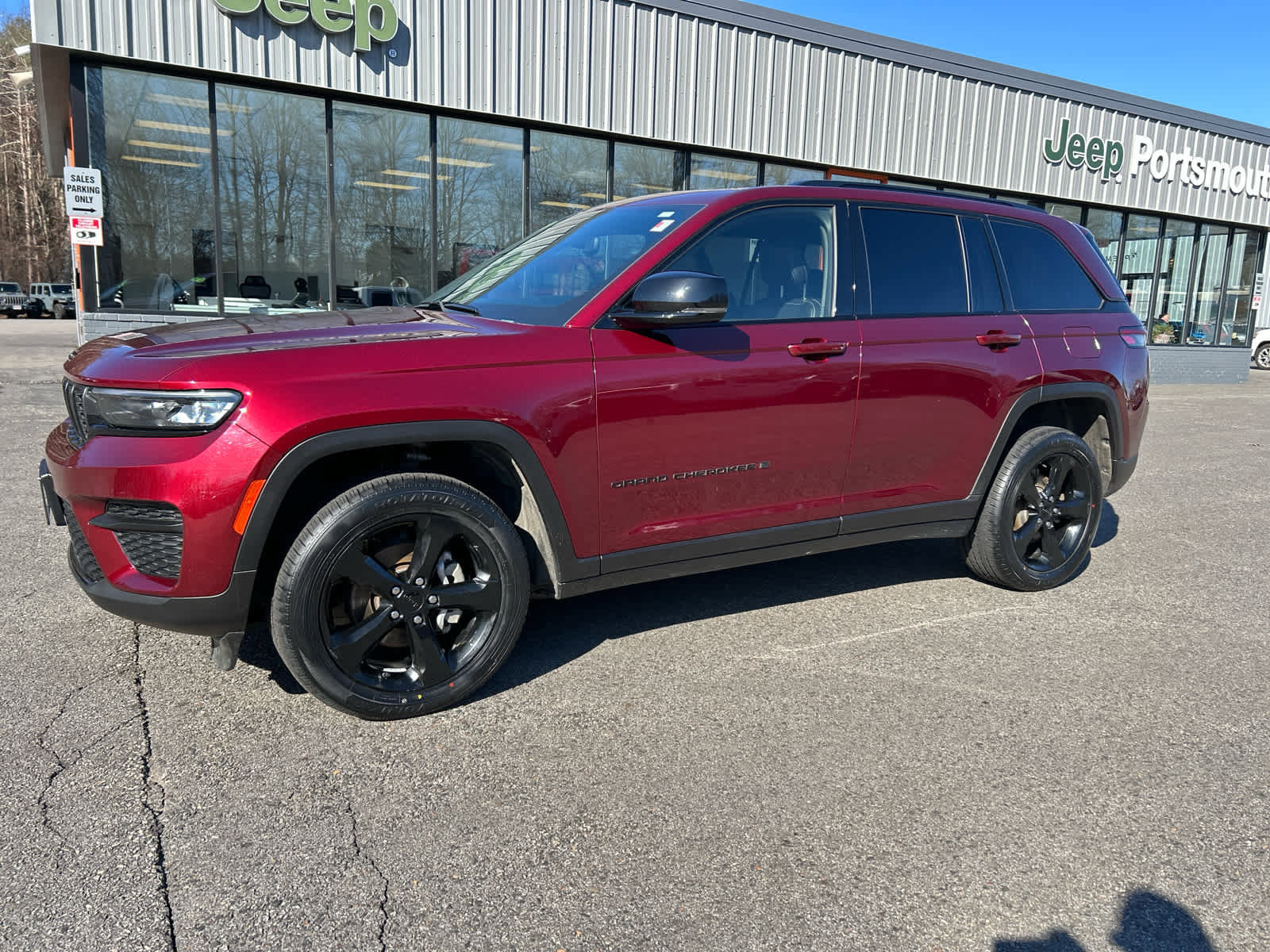Used 2023 Jeep Grand Cherokee Altitude AWD/4WD image 10