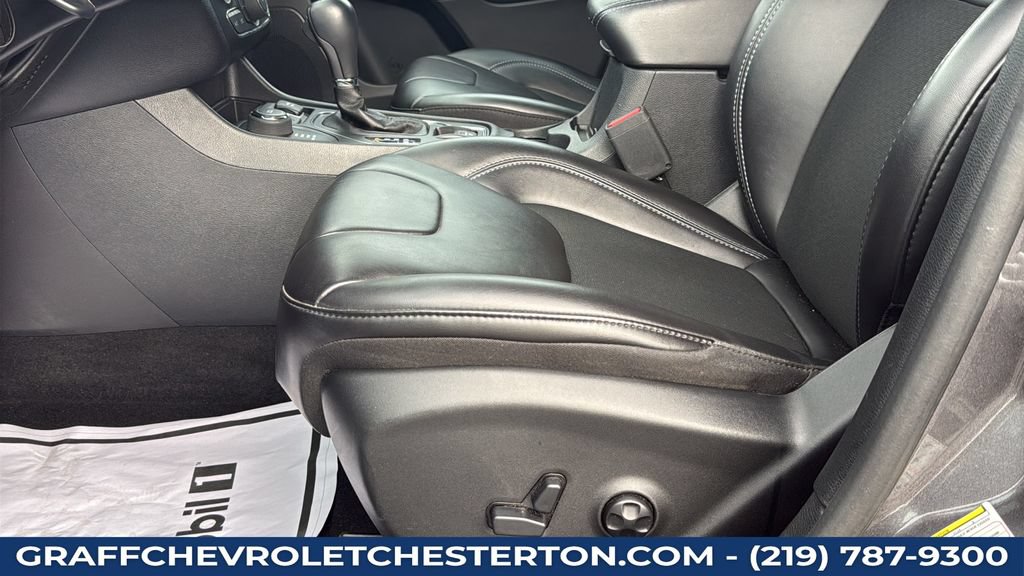 Used 2019 Jeep Cherokee Latitude Plus AWD/4WD image 25