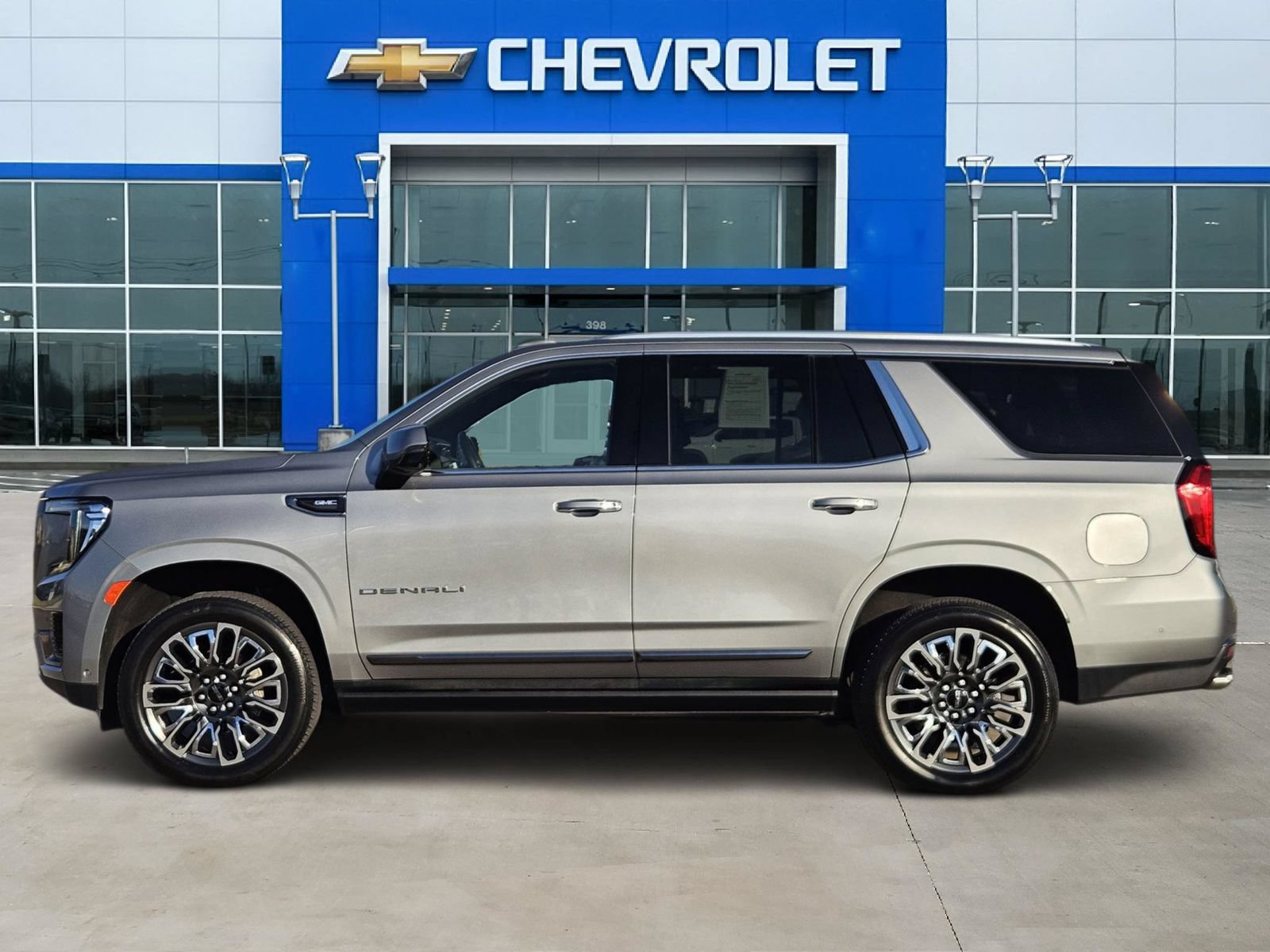 Used 2024 GMC Yukon Denali Ultimate AWD/4WD image 3