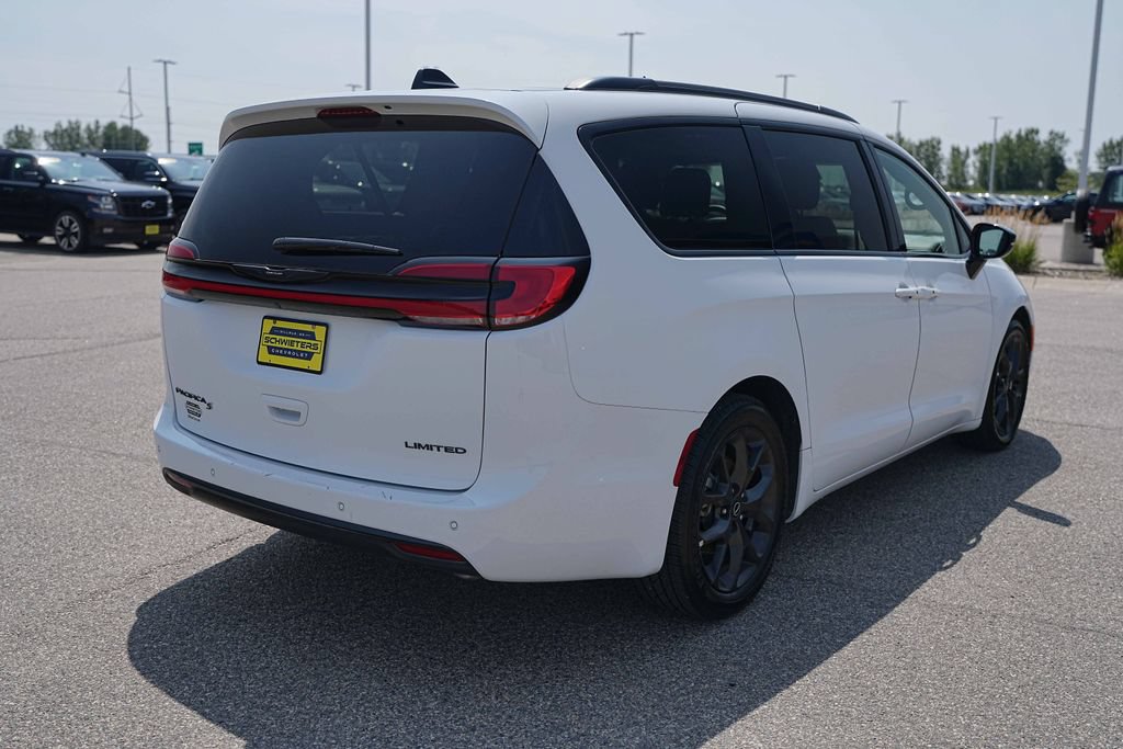 Used 2025 Chrysler Pacifica Limited FWD image 6