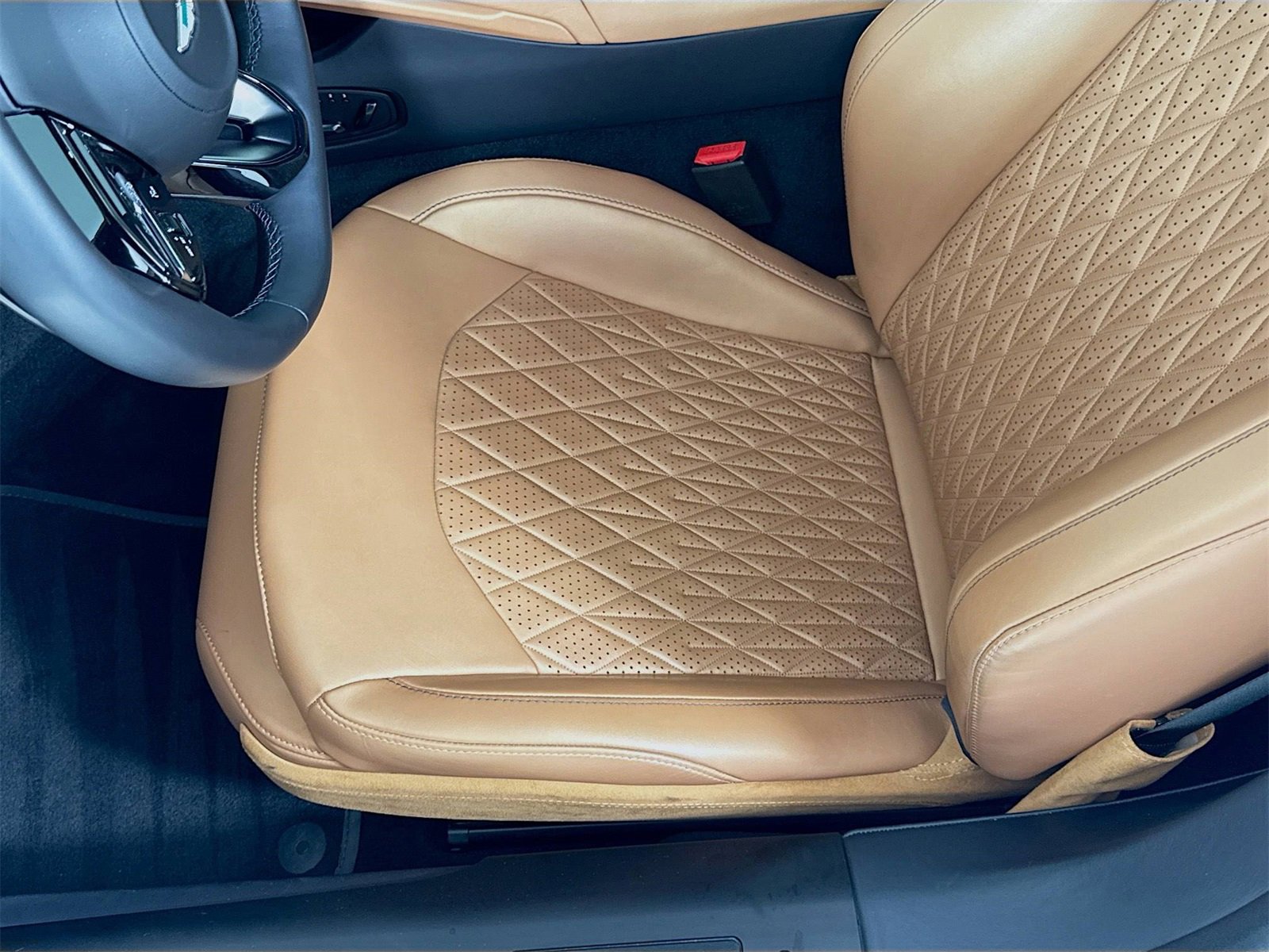 Used 2025 Aston Martin DB12 Coupe image 18