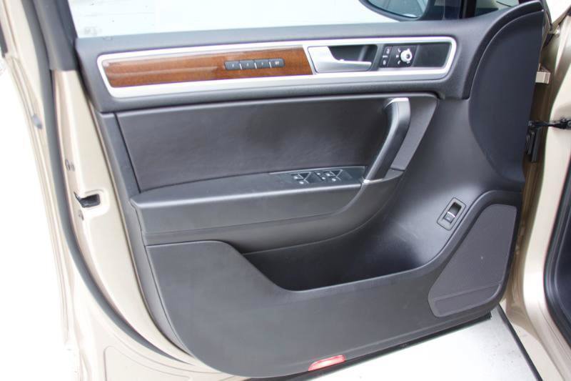 Used 2016 Volkswagen Touareg TDI AWD/4WD image 20