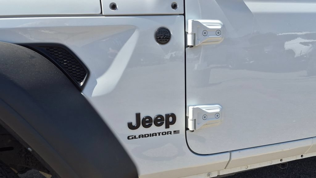 Used 2025 Jeep Gladiator Sport AWD/4WD image 8