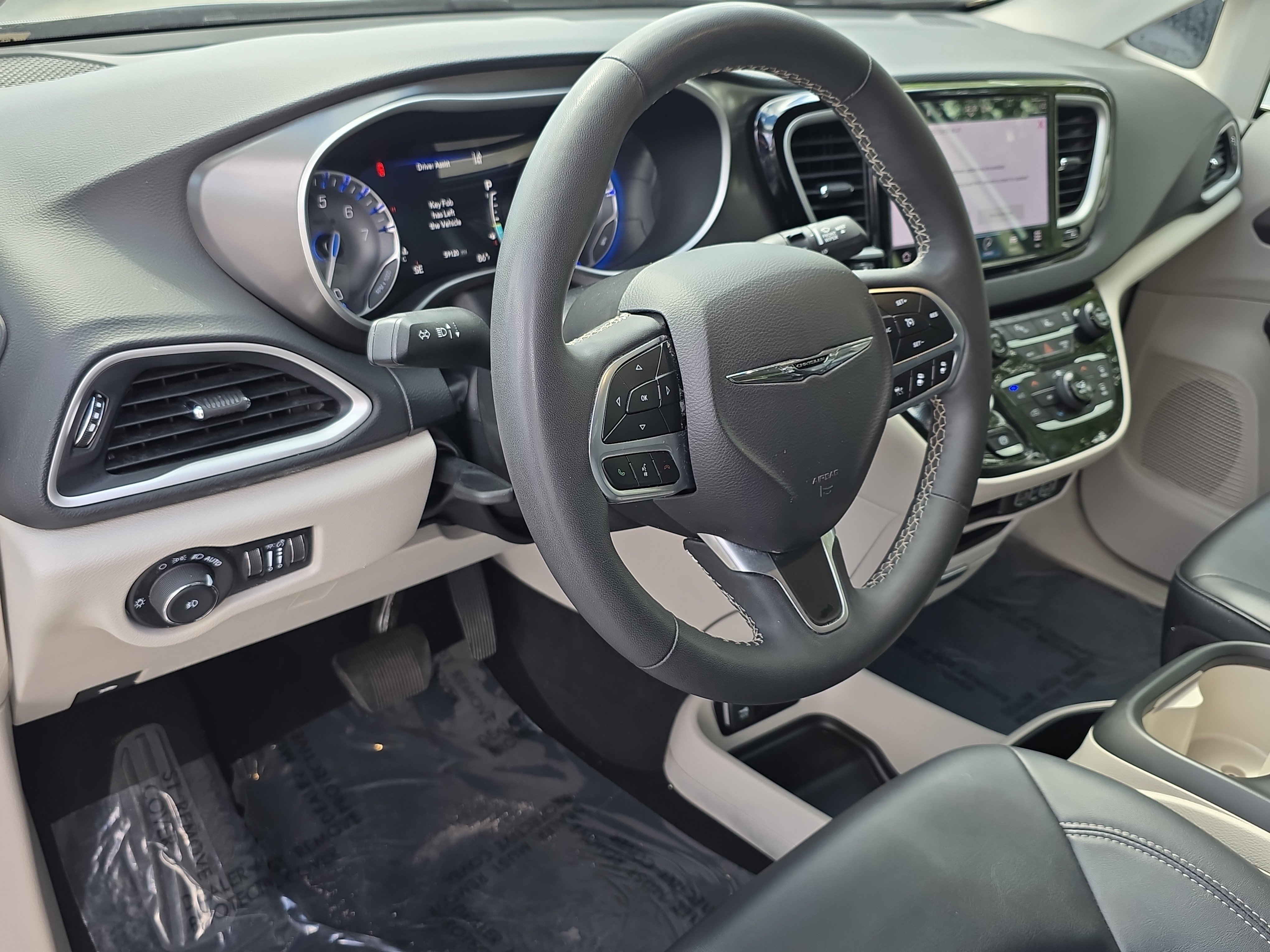Used 2024 Chrysler Pacifica Touring-L FWD image 20