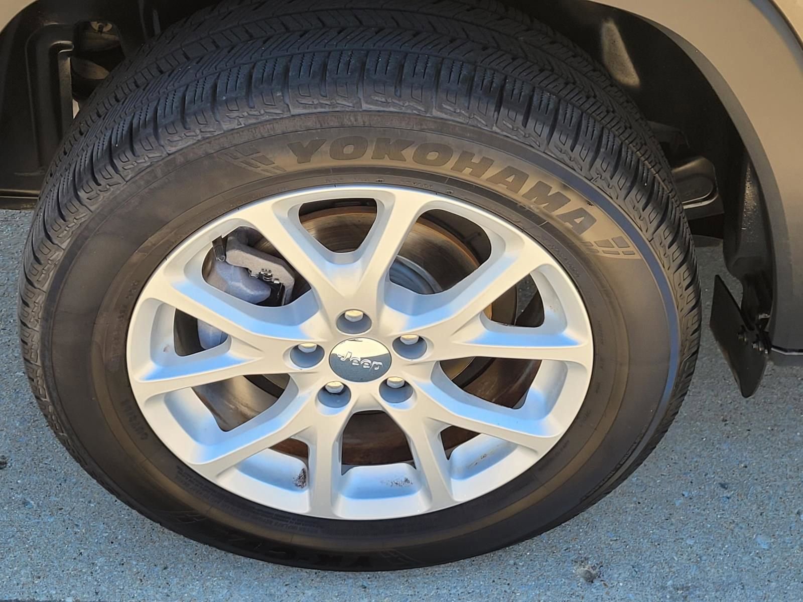 Used 2018 Jeep Cherokee Latitude Plus FWD image 6