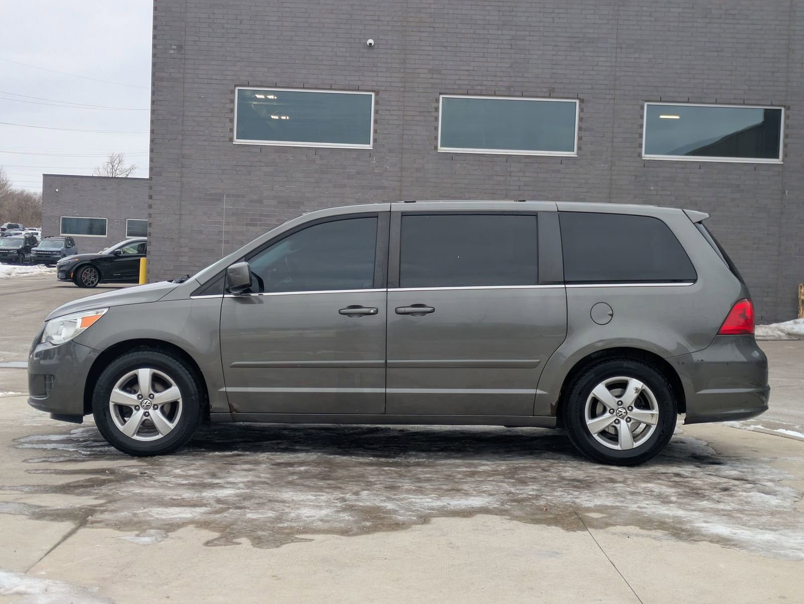 Used 2010 Volkswagen Routan SEL image 2