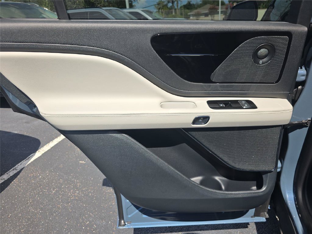 New 2026 Lincoln Aviator Reserve w/ Jet Appearance Package RWD image 9