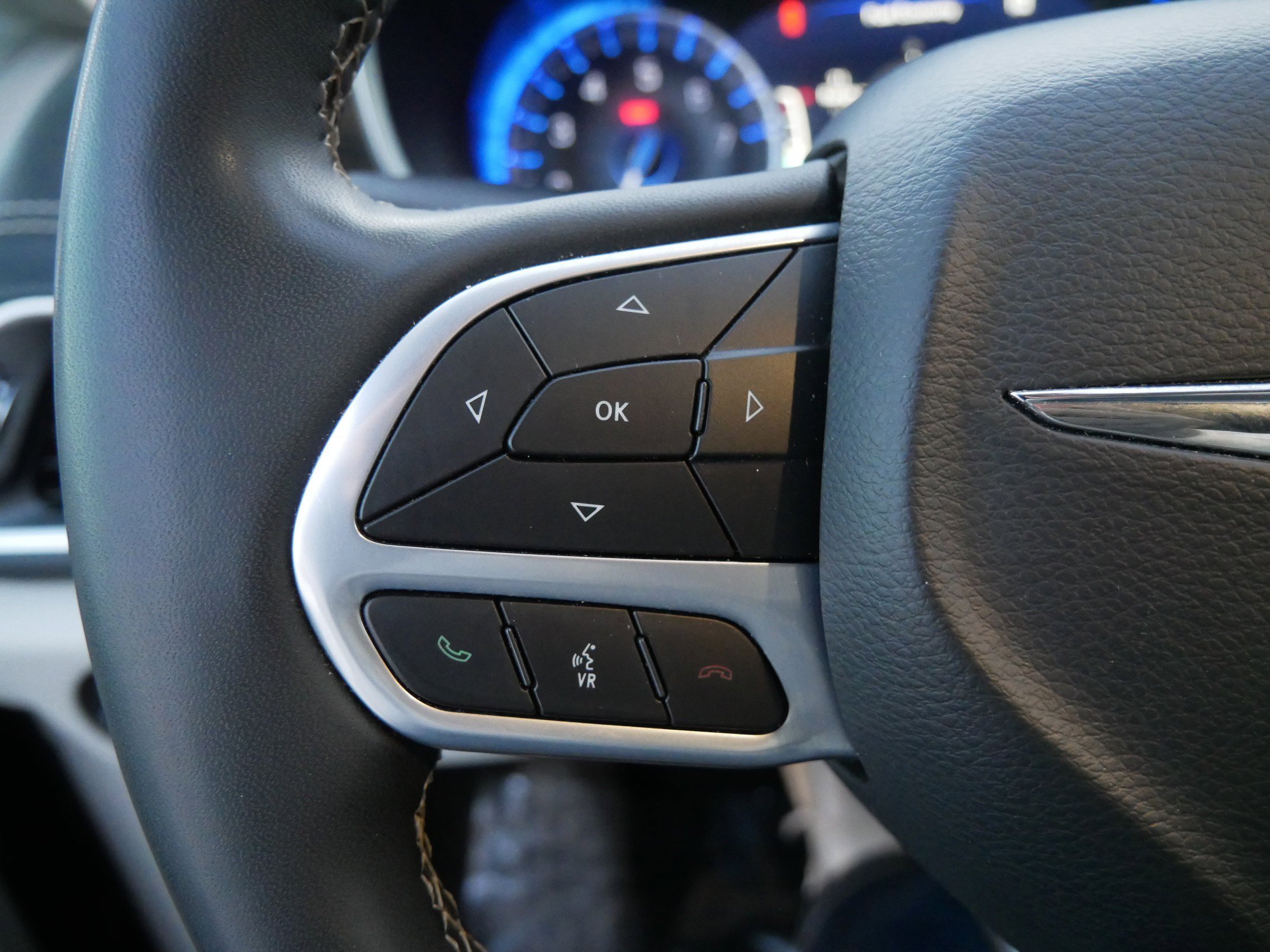 Used 2023 Chrysler Pacifica Limited FWD image 28