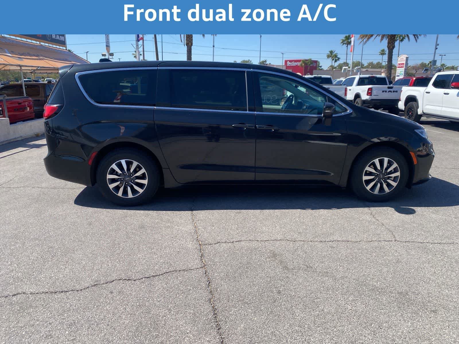 Used 2023 Chrysler Pacifica Touring-L FWD image 6