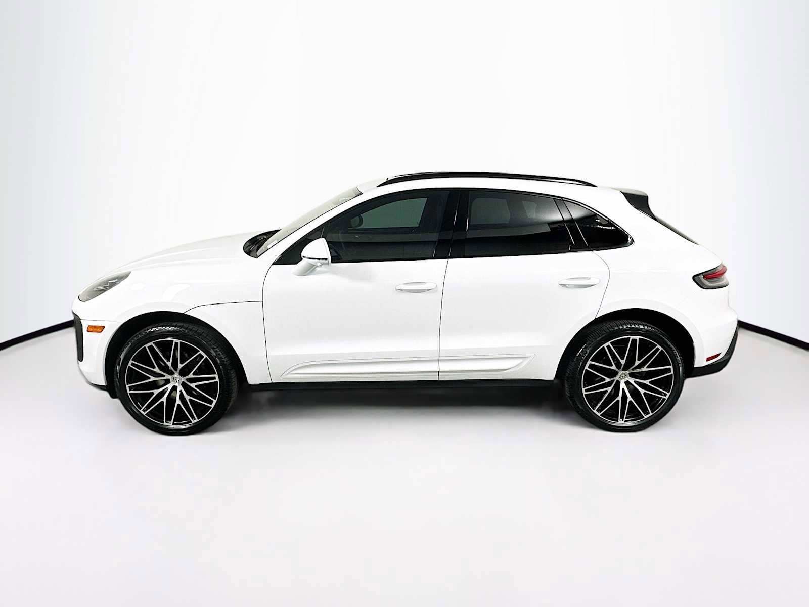 Certified 2025 Porsche Macan image 2