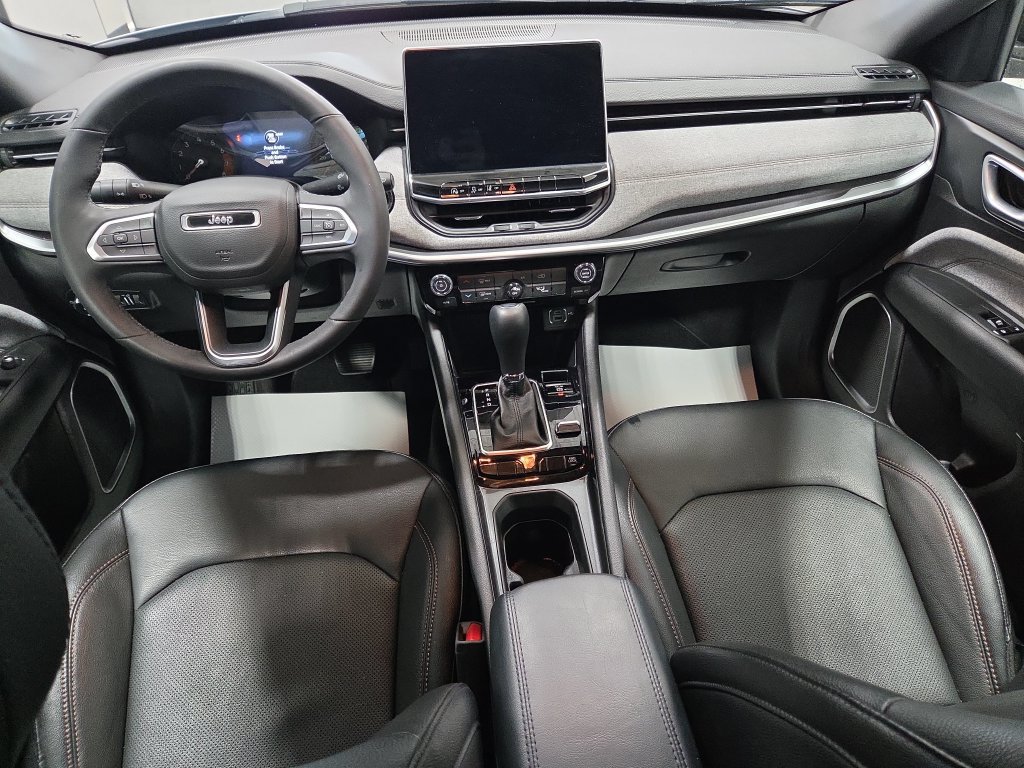 Used 2023 Jeep Compass Latitude AWD/4WD image 3