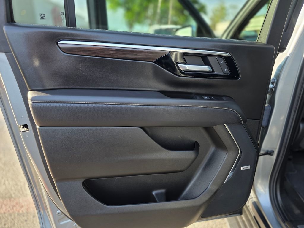 Used 2025 Chevrolet Suburban Premier image 19