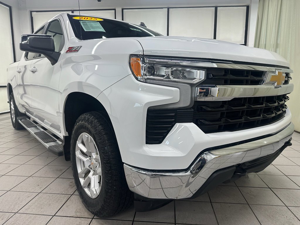Used 2025 Chevrolet Silverado 1500 LT image 2