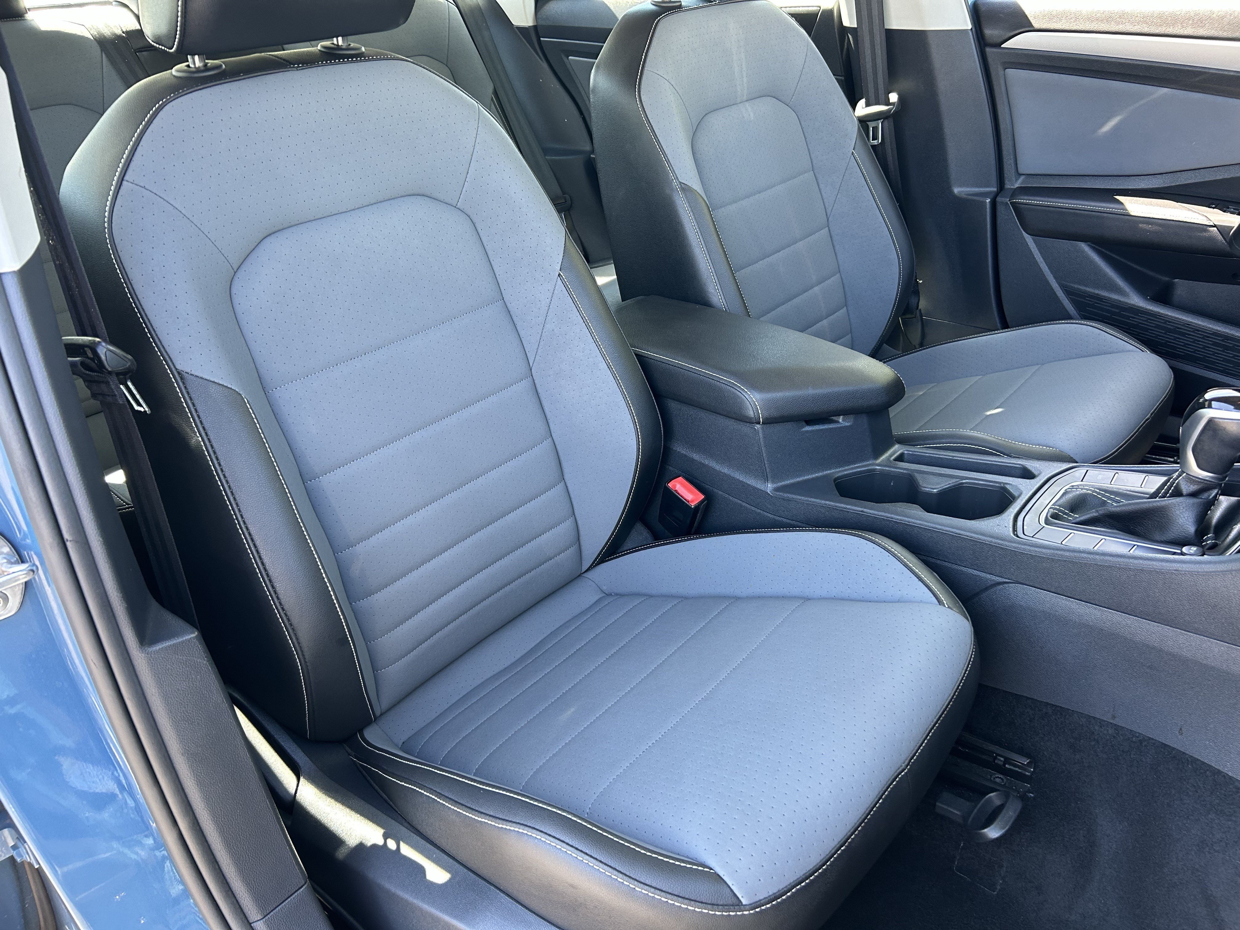 Used 2025 Volkswagen Jetta SE FWD image 8