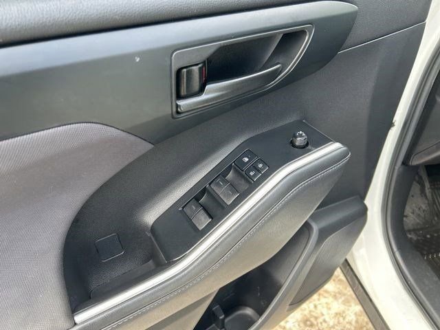 Used 2022 Toyota Highlander L image 13