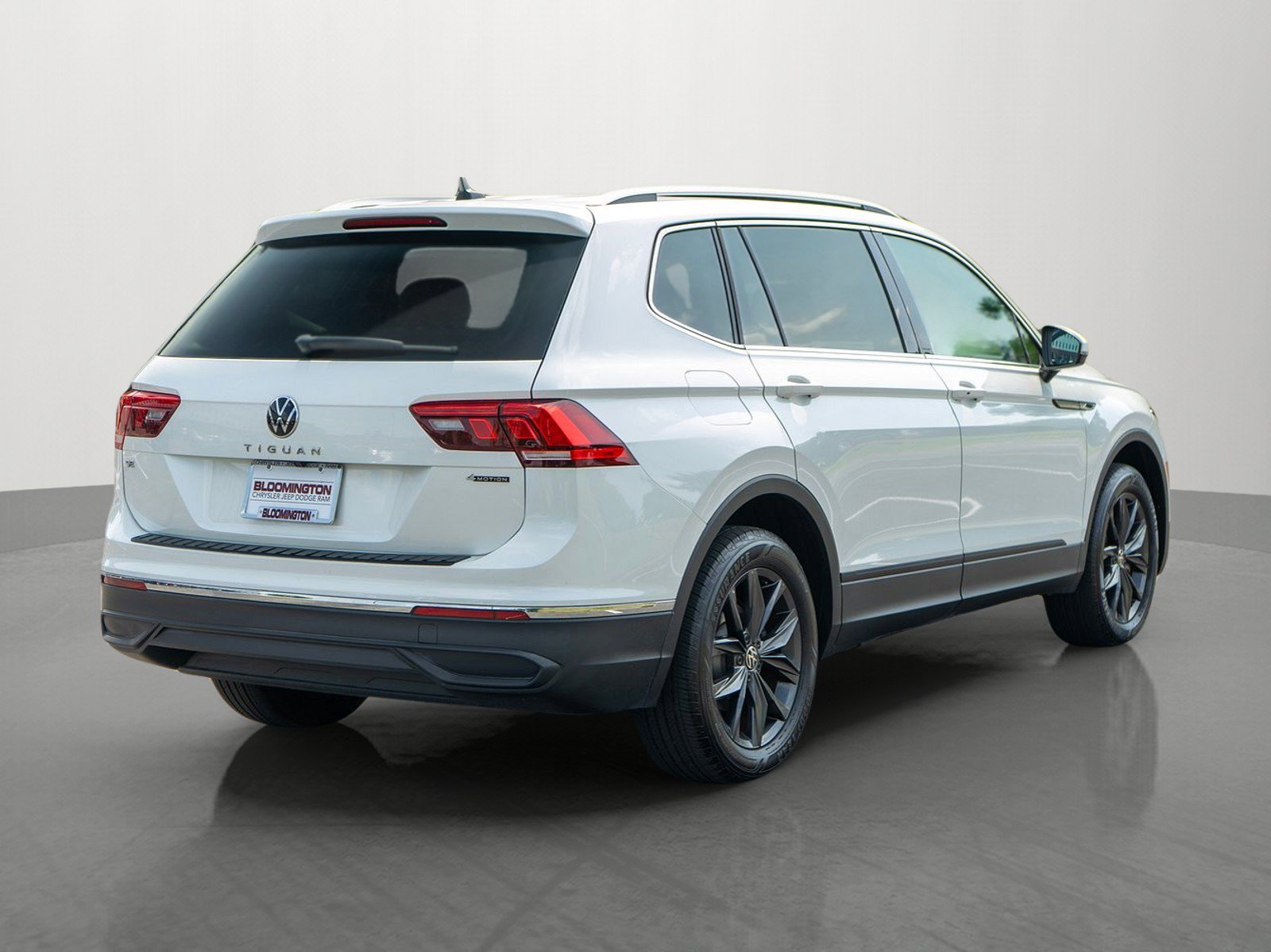 Used 2023 Volkswagen Tiguan SE w/ Panoramic Sunroof Package AWD/4WD image 7