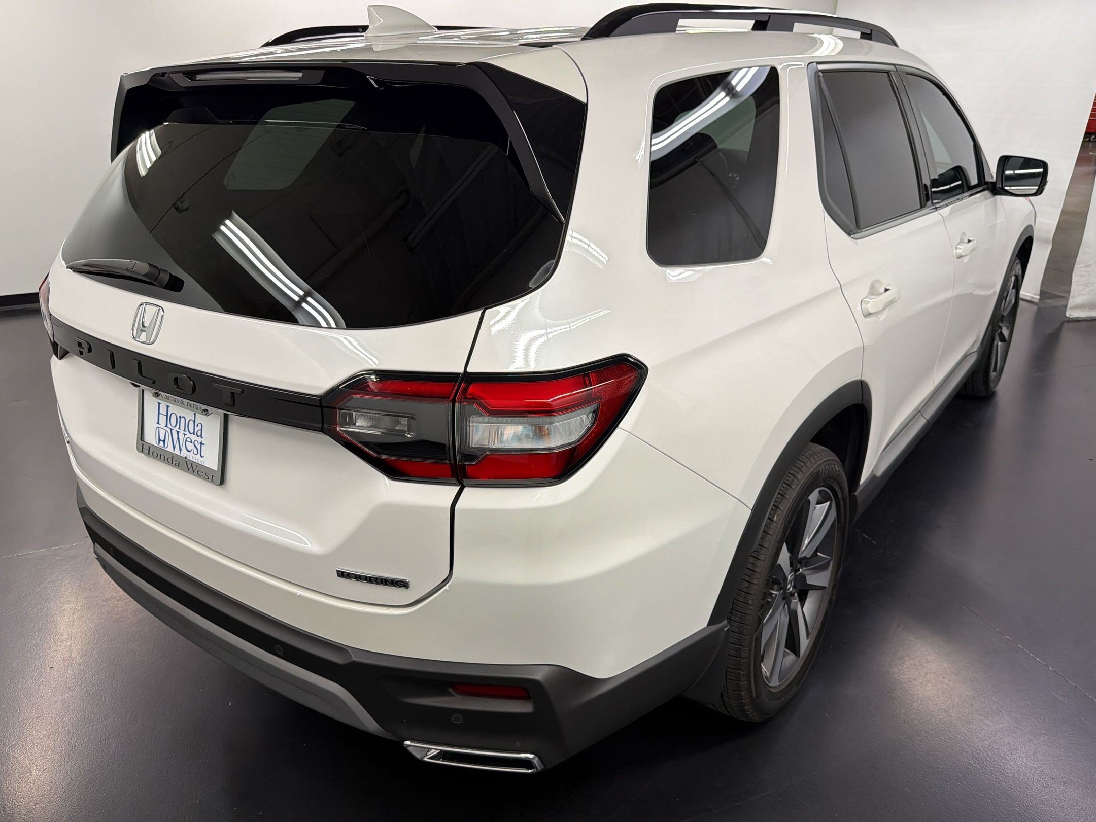 Certified 2025 Honda Pilot Touring image 9