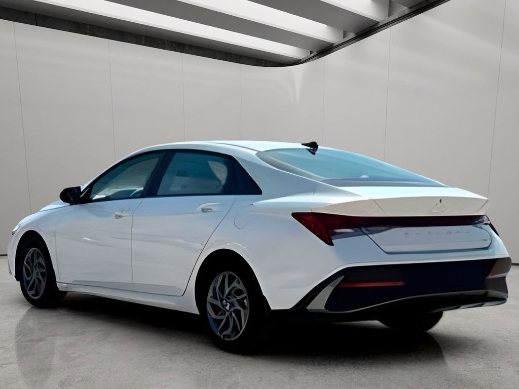 Used 2025 Hyundai Elantra Blue image 17