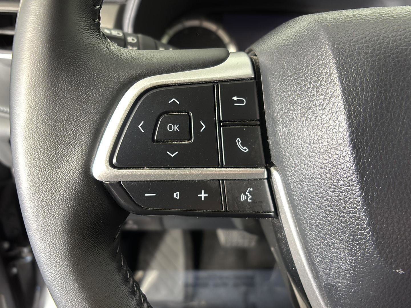 Used 2024 Toyota Highlander LE image 7